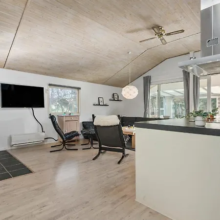 Three-bedroom In Feriehus *